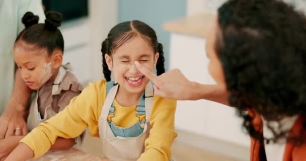 Семья Родители Девочки Счастьем Выпекать Играть Ингредиентами Посудой Обучения Кухне — стоковое видео