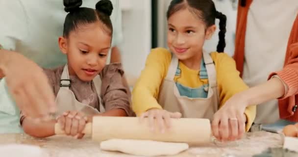 Dziewczyny Rodzina Rolki Ciasta Gotowania Uczenia Się Zabawy Razem Podczas — Wideo stockowe