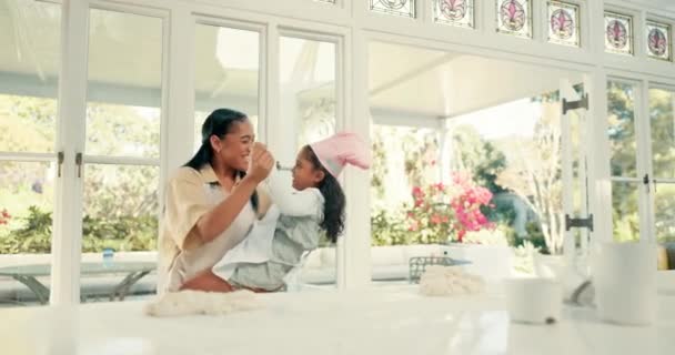 Danse Heureux Maman Cuisiner Avec Son Enfant Dans Cuisine Tout — Video