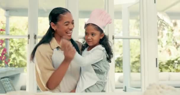 Śpiewaj Tańcz Mama Pieką Dzieckiem Kuchni Przygotowując Posiłek Kolację Lub — Wideo stockowe