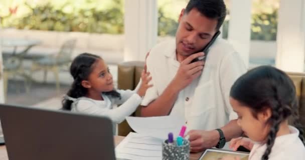 Multitâche Appel Téléphonique Papa Frustré Avec Les Enfants Les Enfants — Video