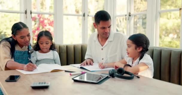Écriture Apprentissage Des Enfants Famille Dans Éducation Maison Soutien Mathématique — Video