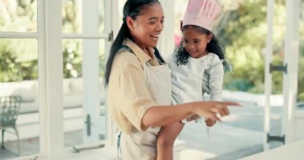 Ευτυχισμένο Ψήσιμο Και Μητέρα Χορεύει Παιδί Της Στην Κουζίνα Ενώ — Αρχείο Βίντεο