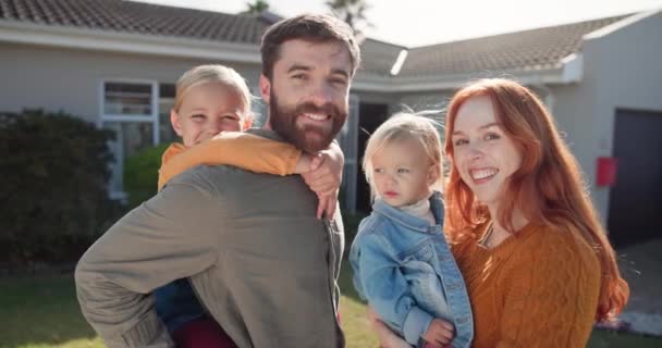 Szczęśliwa Rodzina Rodzice Dzieci Portrecie Dziedzińcu Nowego Domu Uśmiech Bezpieczeństwo — Wideo stockowe
