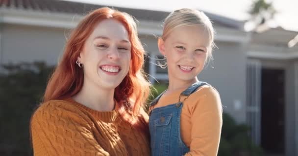 Face Smile Mother Girl Backyard Home Bonding Talking Fun Communication — Stock Video