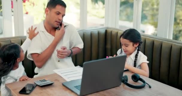 Telefonata Papà Occupato Stress Bambini Bambini Padre Frustrato Arrabbiato Multitasking — Video Stock