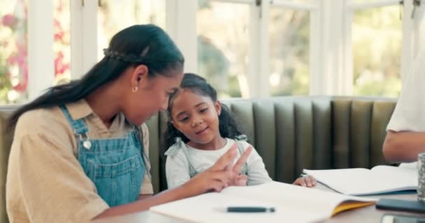 儿童学习和母亲在家庭教育 数字支持或帮助厨房餐桌 妇女和女童上学 家庭教育和手签 发展或幼儿园语言 — 图库视频影像