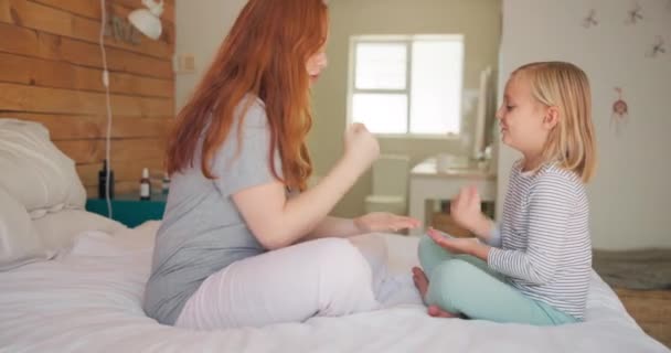 Oyun Oynuyorlar Mutlular Anne Çocuk Oyun Oynuyorlar Bağ Kuruyorlar Yatakta — Stok video
