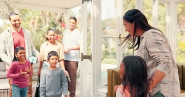 Család Gyerekek Barátok Egy Látogatás Során Ölelés Üdvözlésként Vagy Üdvözlésként — Stock videók