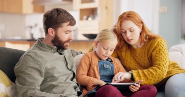 Cyfrowy Tablet Relaks Rodzice Dzieckiem Kanapie Salonie Swojego Domu Technologia — Wideo stockowe