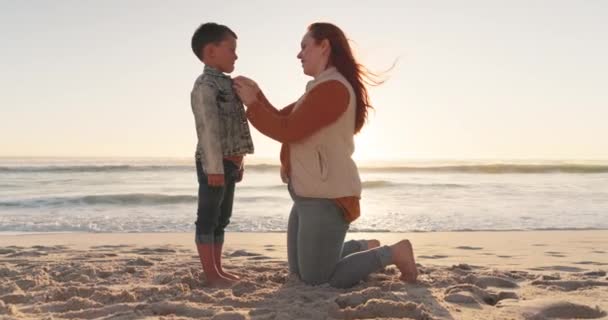 Estate Famiglia Madre Con Figlio Spiaggia Tramonto Viaggiare Vacanze Vacanze — Video Stock