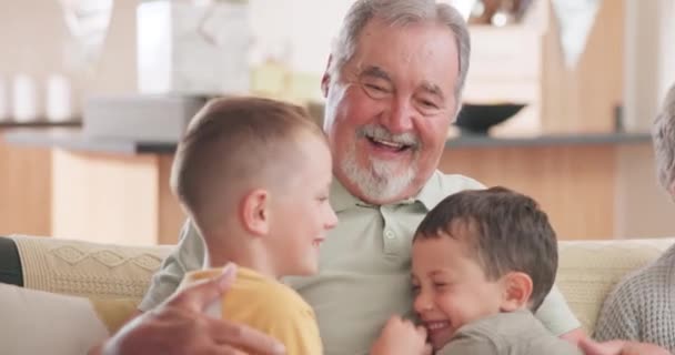 Rodina Láska Vnoučata Objímají Svého Dědečka Zatímco Spolu Sedí Pohovce — Stock video
