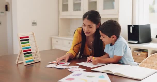 Mãe Ajudando Seu Filho Com Lição Casa Sua Casa Sala — Vídeo de Stock