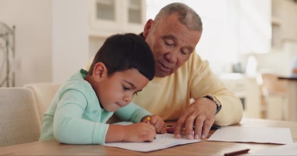 Büyükbaba Eğitim Çocuk Aile Evinde Birlikte Öğrenim Geliştirme Kitapları Çizmek — Stok video