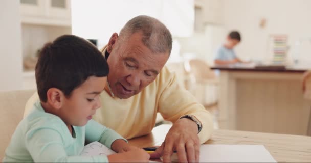 할아버지 말하는 가집에서 발전하는 배우기 위하여 책에서 그림을 그리는 조부모님 — 비디오