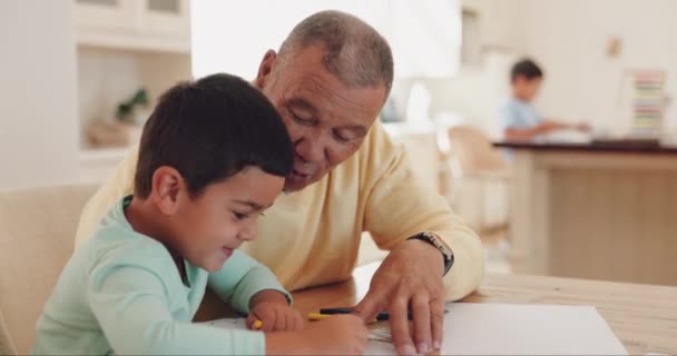 Nonno Discussione Disegno Bambino Libri Imparare Sviluppo Insieme Nella Casa — Video Stock
