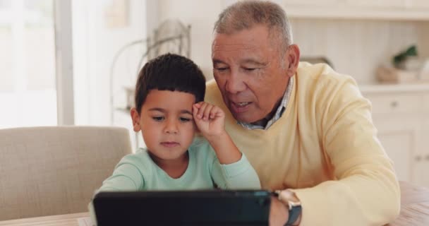 Avô Tablet Criança Elearning Para Educação Desenvolvimento Crescimento Conhecimento Sala — Vídeo de Stock