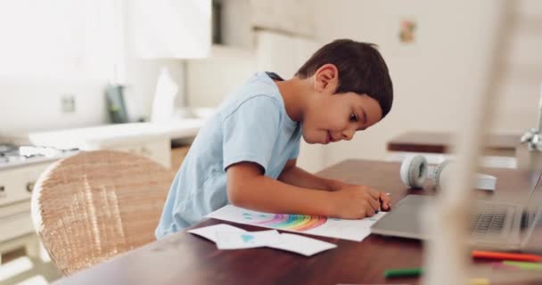 教育和儿童在家就餐 以便学习 学习和发展 在家里的书桌上 绘画和创意孩子 独自在家写作业和素描 — 图库视频影像