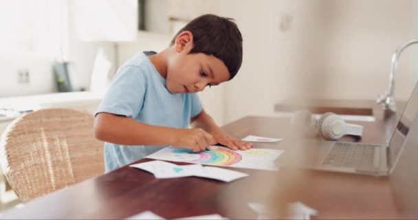 家で勉強 知識と開発のためのテーブルの上の芸術 学習と子供 家庭用机の上の創造的な子供を描き 宿題を書き 紙の上で虹をスケッチすることに焦点を当てる — ストック動画