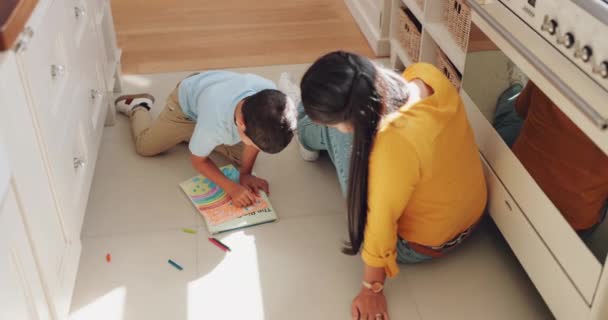 Εκπαίδευση Σχέδιο Και Μητέρα Παιδί Στο Πάτωμα Για Διδασκαλία Σπουδές — Αρχείο Βίντεο