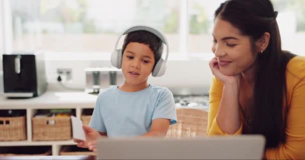 Anya Laptop Vagy Gyerek Elearning Oktatás Növekedés Fejlesztés Vagy Tudás — Stock videók