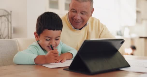 Grootouder Tablet Kind Elearning Voor Onderwijs Groei Ontwikkeling Tekenen Online — Stockvideo
