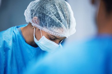 Hastane, cerrahi ve ameliyathanedeki doktorlardan oluşan bir ekip yüz maskesi altında ekip çalışması ya da sağlık hizmeti. Mavi önlüklü hemşireler ve cerrahlar ameliyathaneye, acil servise ve yardıma..