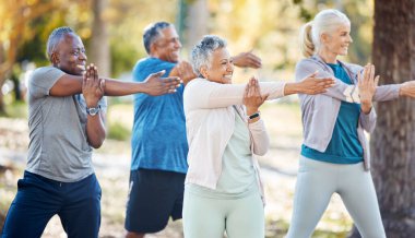 Spor salonu, grup ve yaşlılar doğa ya da açık hava parkında egzersiz yapmadan önce esniyorlar. Spor, sağlık ve yaşlı arkadaşlar bahçede antrenmandan önce kollarını ısıtıyorlar..