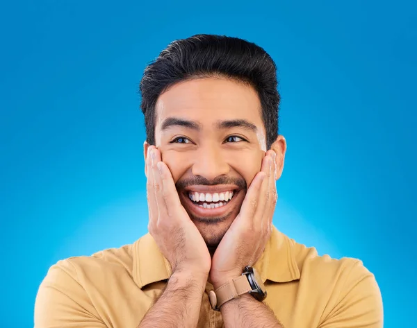 Szczęśliwy Podekscytowany Mężczyzna Niespodziewana Twarz Studio Azjatycką Modelką Zębami Radością — Zdjęcie stockowe