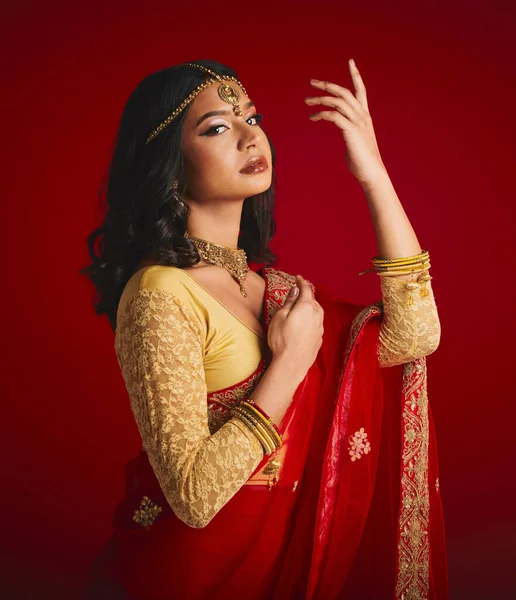 Portret Zelfverzekerde Indiase Vrouw Met Mode Traditionele Kleding Schoonheid Tegen — Stockfoto
