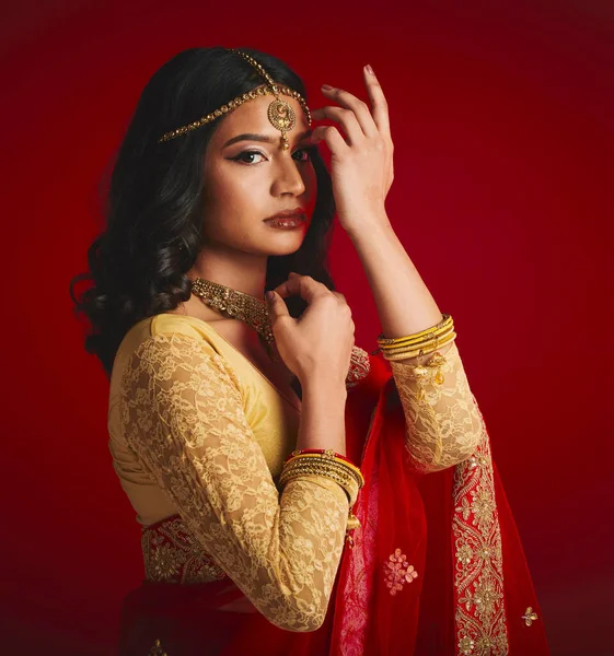 Πορτρέτο Γιορτή Και Ινδή Γυναίκα Μόδα Παραδοσιακό Φόρεμα Και Κοσμήματα — Φωτογραφία Αρχείου