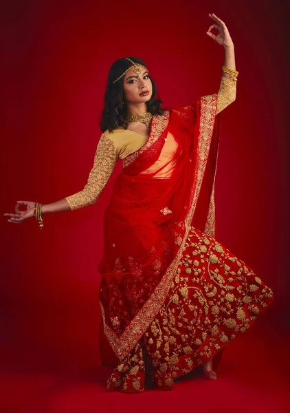 Портрет Танец Индийская Женщина Традиционным Платьем Празднование Движение Красном Фоне — стоковое фото