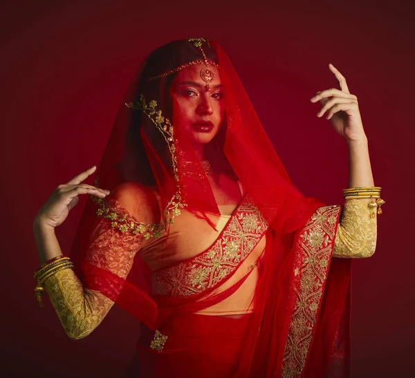伝統的な服 ジュエリーやサリでベールとインドの女性のファッション 美しさと肖像画 アクセサリー 化粧品 化粧品と赤の背景に女性の宗教 — ストック写真