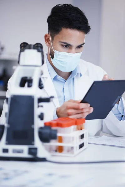 Bluttest Tablette Und Wissenschaftler Mann Mit Forschungsanalyse Impfstoff Und Gesundheitsversorgung — Stockfoto