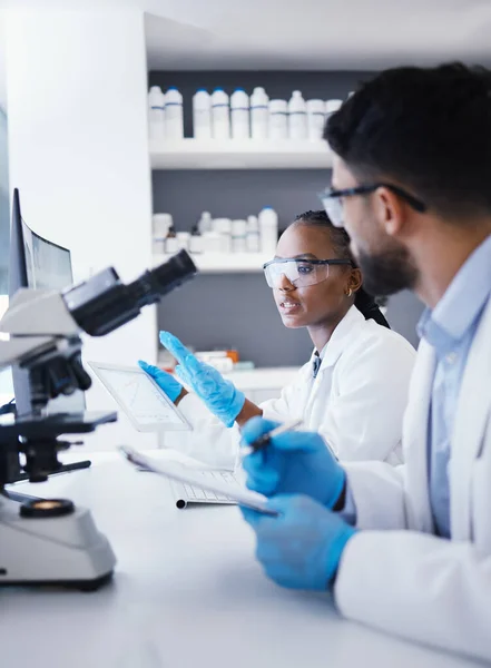 研究室の製薬会社のための顕微鏡分析 Dnaまたはウイルスのための科学者の男 女性とタブレット チームワーク 医療研究 健康のためのデータ 情報または製薬研究のためのデジタルタッチスクリーン — ストック写真