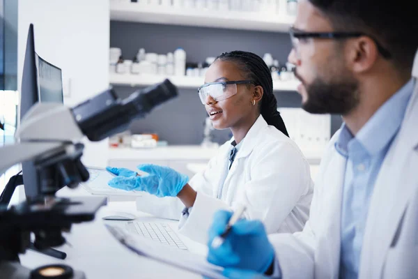 Ilmuwan Pria Wanita Dan Checklist Laboratorium Dengan Mikroskop Atau Analisis — Stok Foto