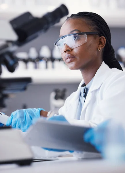 Computer Black Woman Scientist Reading Research Online Analysis Sustainability Innovation — Stock Photo, Image