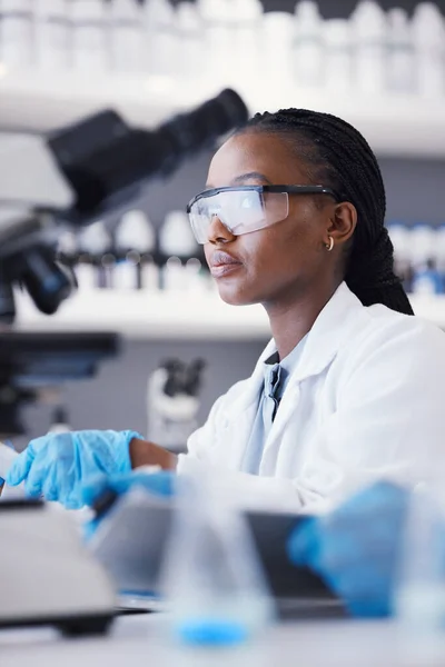 製薬会社やウイルスとアフリカの科学者の女性 研究室や顕微鏡分析 医療研究とデータとブレインストーミング 医療のための情報と製薬研究 — ストック写真