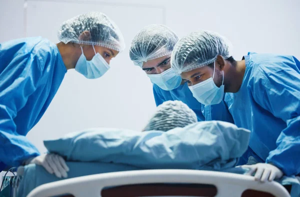 Chirurgie Masker Team Van Artsen Werken Met Patiënt Persoon Bed — Stockfoto