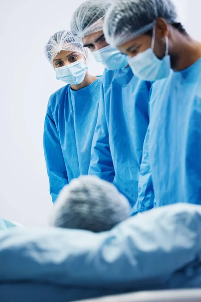 Máscara Cirugía Equipo Médicos Que Trabajan Con Paciente Persona Cama —  Fotos de Stock