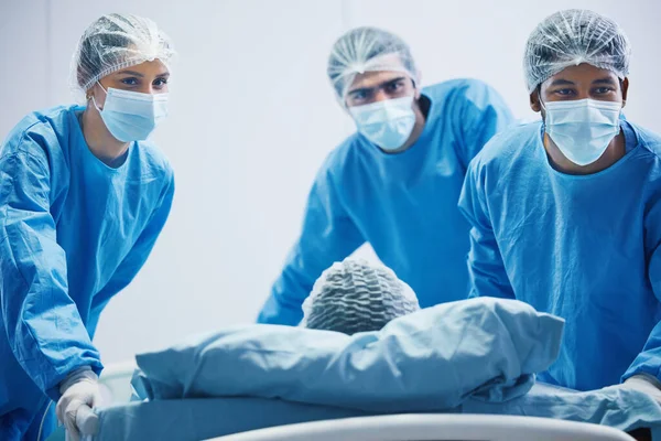 Cirurgia Equipe Médicos Mascarados Trabalhando Com Paciente Pessoa Cama Operação — Fotografia de Stock