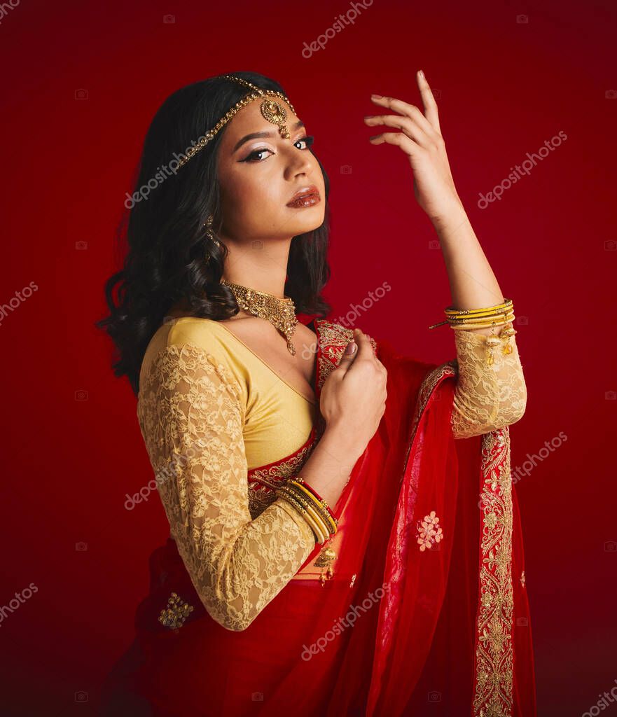 Retrato Mujer Confiada India Con Moda Vestido Tradicional Belleza Sobre Foto de stock PeopleImages 663910126