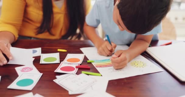 Domácí Úkoly Matka Syn Vzděláním Barvou Kresbou Rodinou Notebookem Učením — Stock video