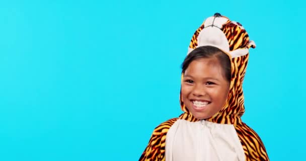 Kostium Tygrysa Śmiech Twarz Dziewczyny Studio Odizolowane Niebieskim Tle Przestrzeń — Wideo stockowe