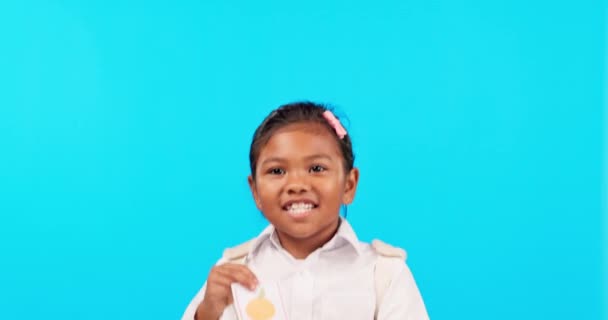 Smil Læring Barn Med Orange Kort Studiet Isoleret Blå Baggrund – Stock-video