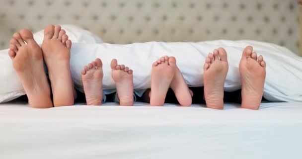 Cama Pies Familia Relajarse Calma Dormir Vacaciones Hospitalidad Descanso Casa — Vídeo de stock