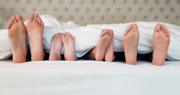 Bett Füße Und Familie Morgen Entspannung Und Ruhe Mit Schlafen — Stockvideo
