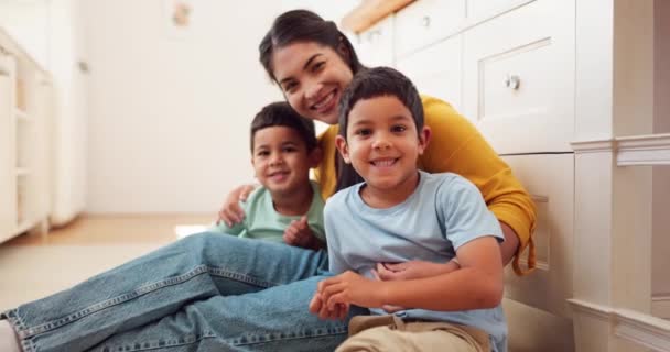 Cara Mãe Família Feliz Com Crianças Casa Vínculo Divertindo Juntos — Vídeo de Stock