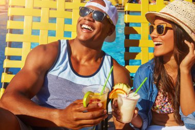 Çiftler, güneş ışığıyla eğlenmek için tatil köyünde havuz, mutluluk ve kokteyller. İçkiler, yaz ve tatil için havuz başındaki kız ya da erkek gülümsemek ya da çift olarak bronzlaşmak için.