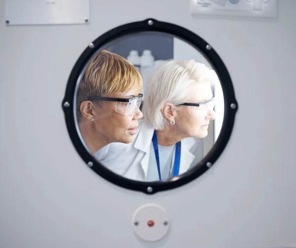 Bilim Pencere Kadın Doktorlarla Birlikte Bir Laboratuarda Araştırma Yenilik Için — Stok fotoğraf